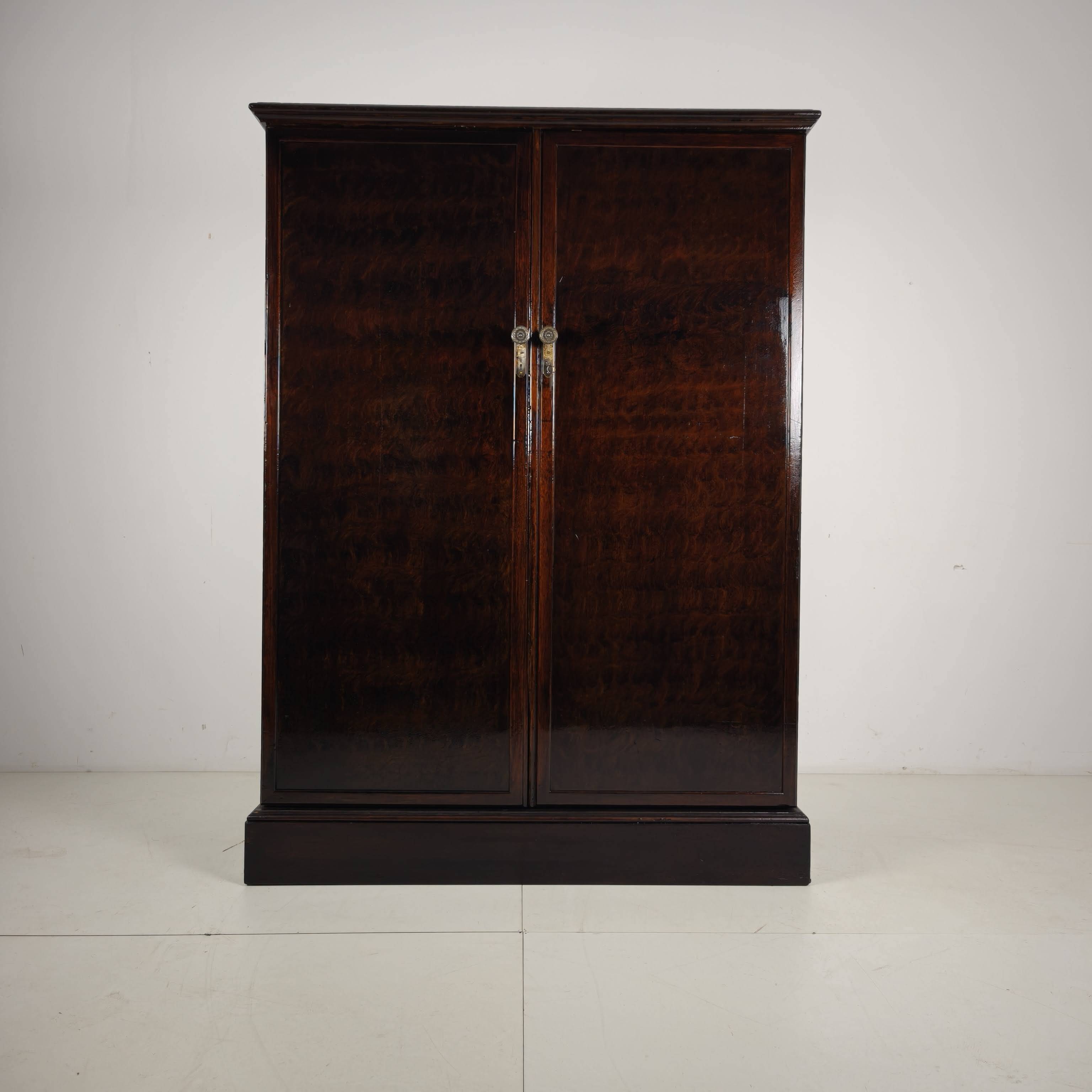 Armoire compacte pour homme en chêne Art Déco anglais