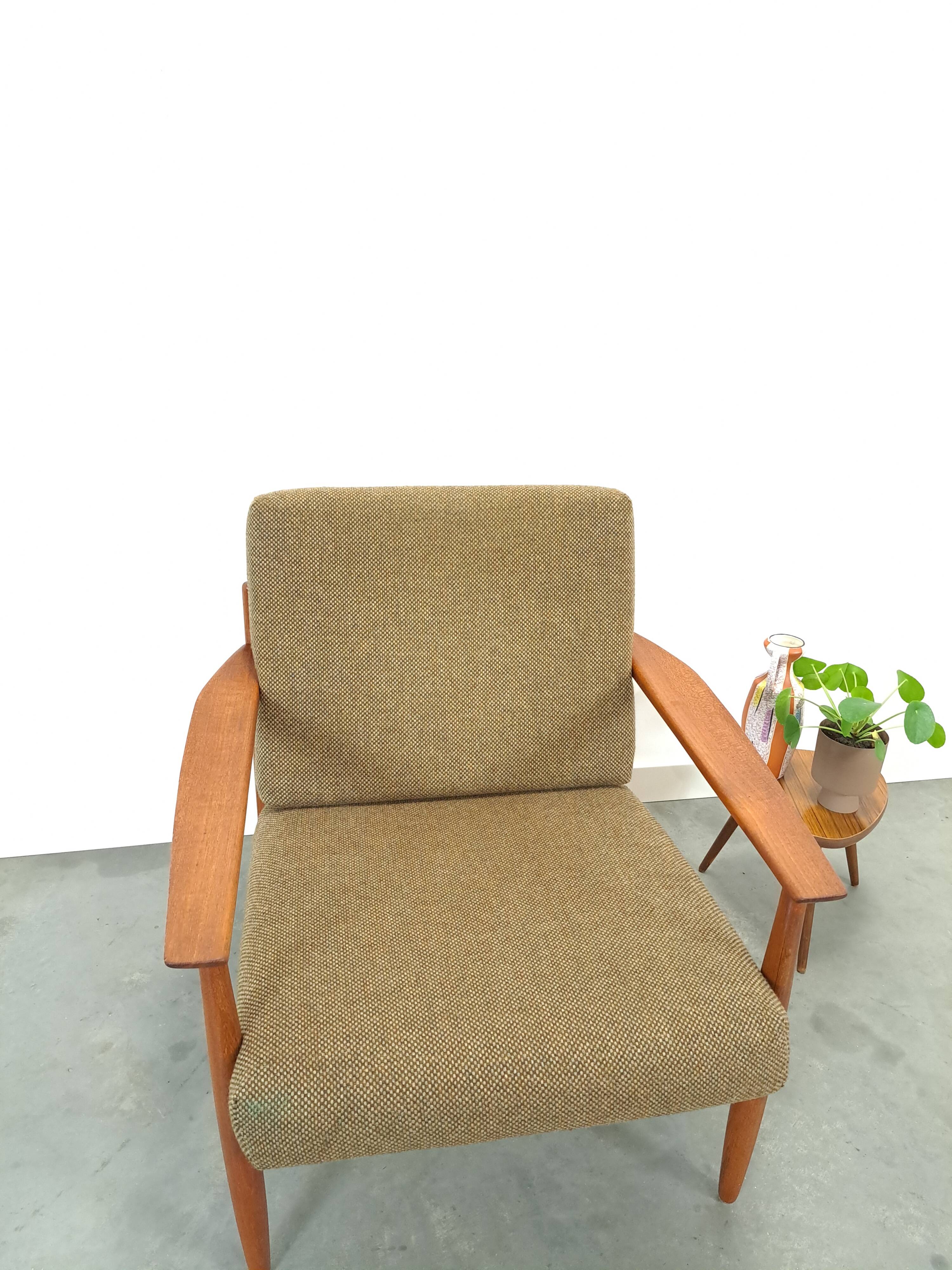 Teak Scandinavische fauteuil met bruin stoffen kussens, stoel 1