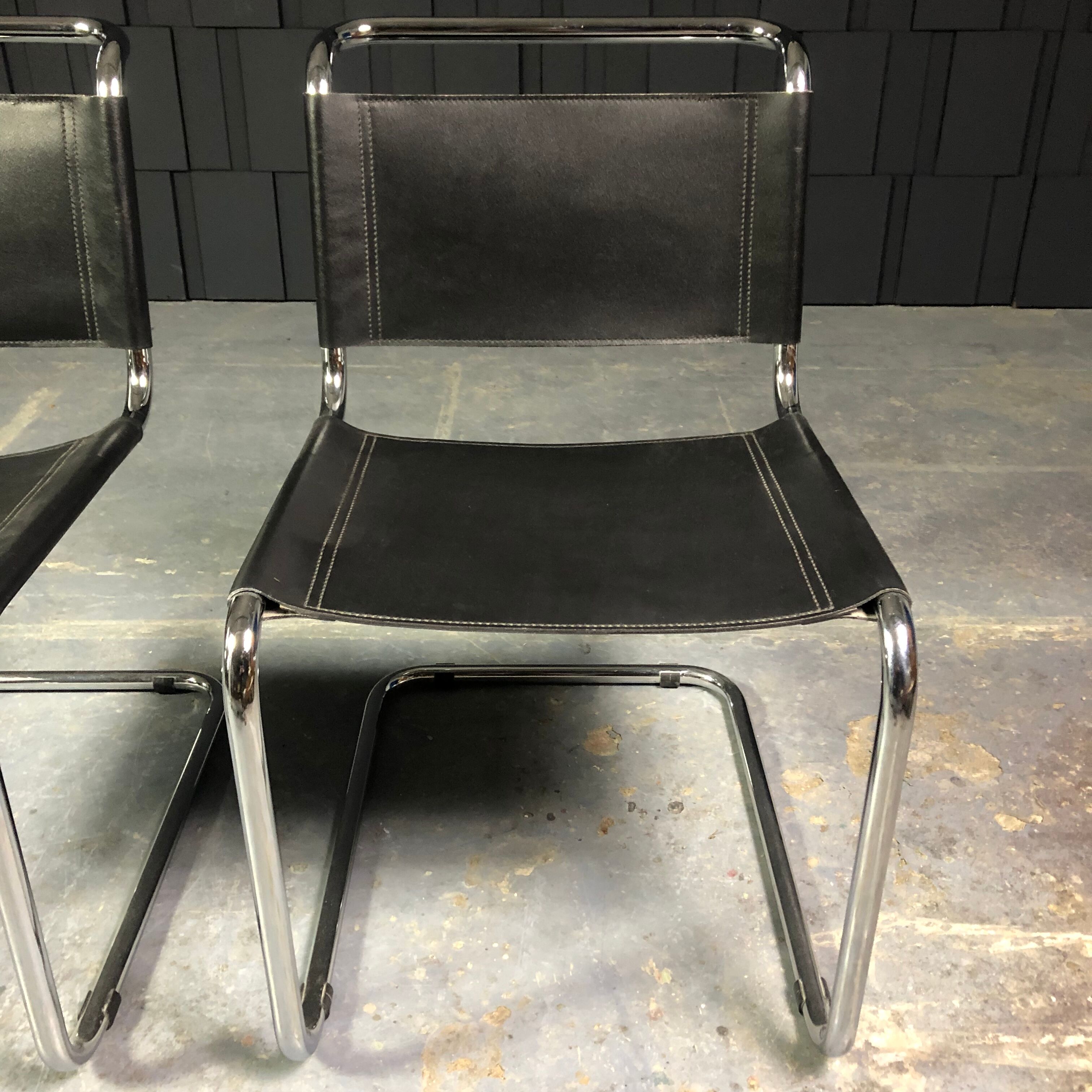Paire de chaises S33 cuir noir et chrome