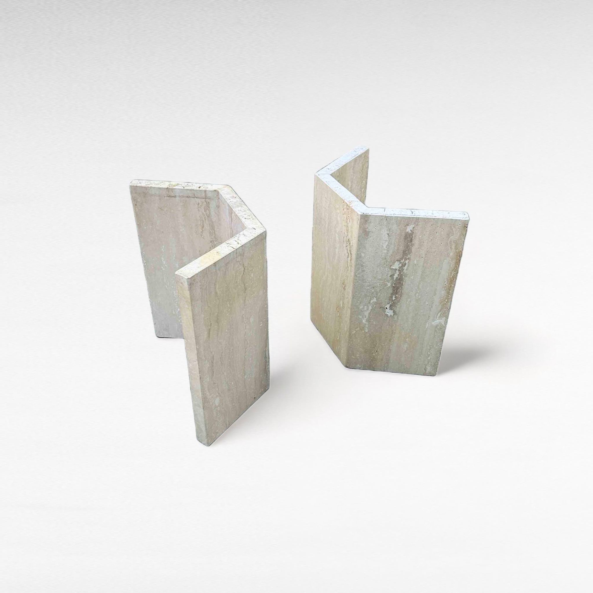 Table basse carrée en travertin aux coins arrondis, Italie, années 1970