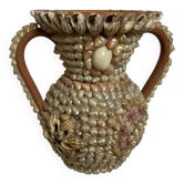 Vase en coquillages art populaire