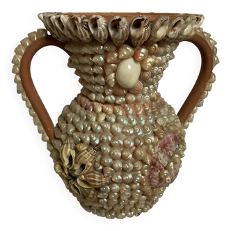 Vase en coquillages art populaire