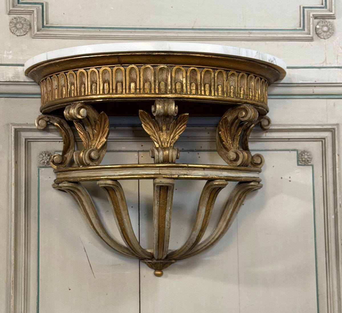 Console en bois sculpté de style Louis XVI vers 1900