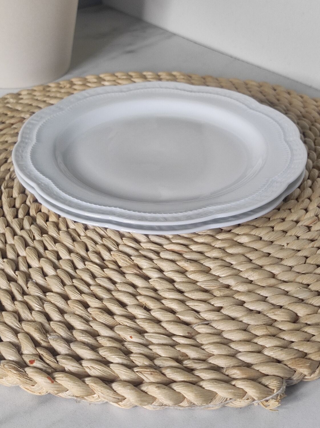 Dessert plates in porcelain