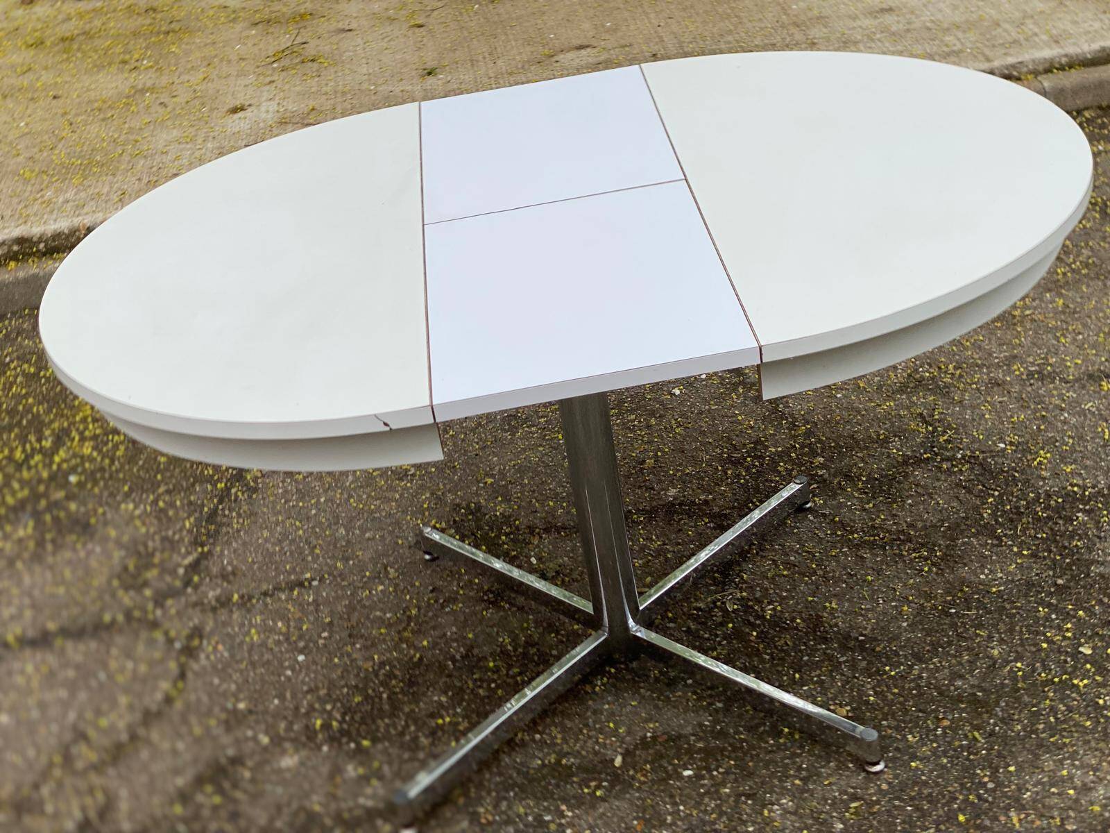 White dining table with a central tulip base, extendable to 100cm.