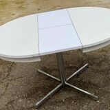 White dining table with a central tulip base, extendable to 100cm.