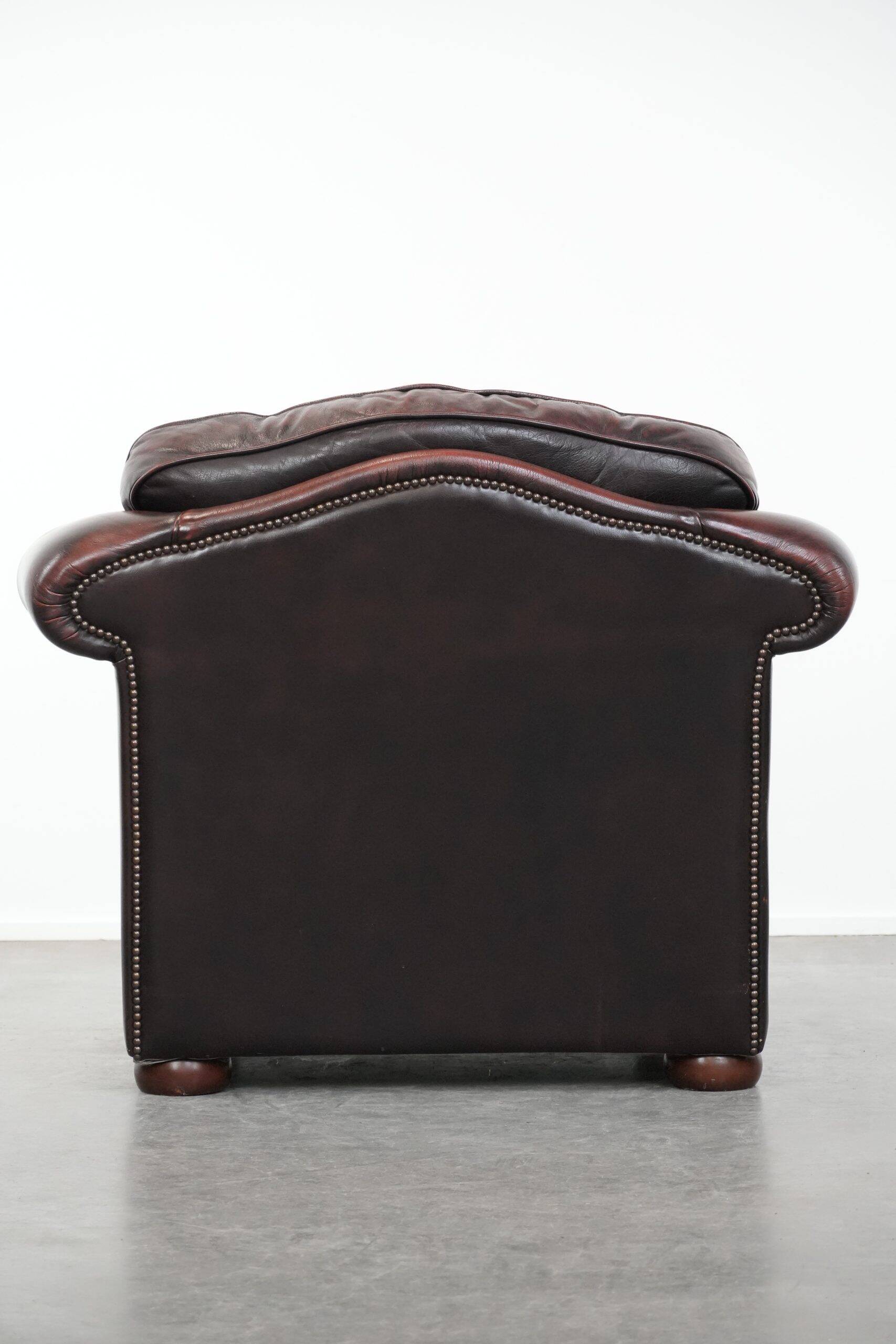Fauteuil Chesterfield en cuir marbré rouge de style anglais