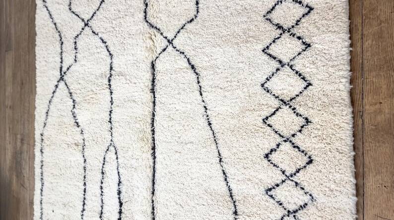 Ecru Moroccan rug with geometric patterns 200cm x 300cm