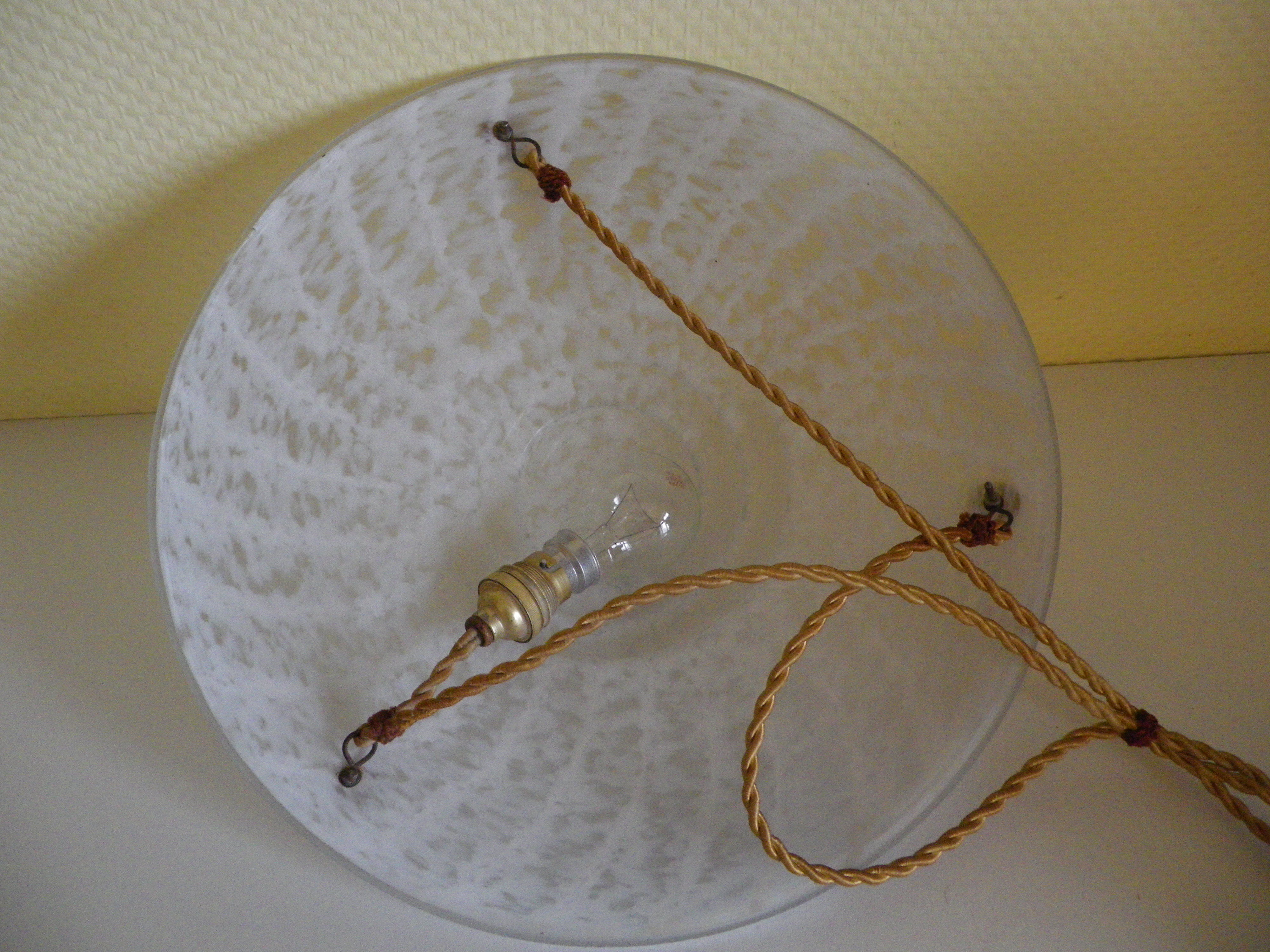 Suspension en opaline blanche  années 1940