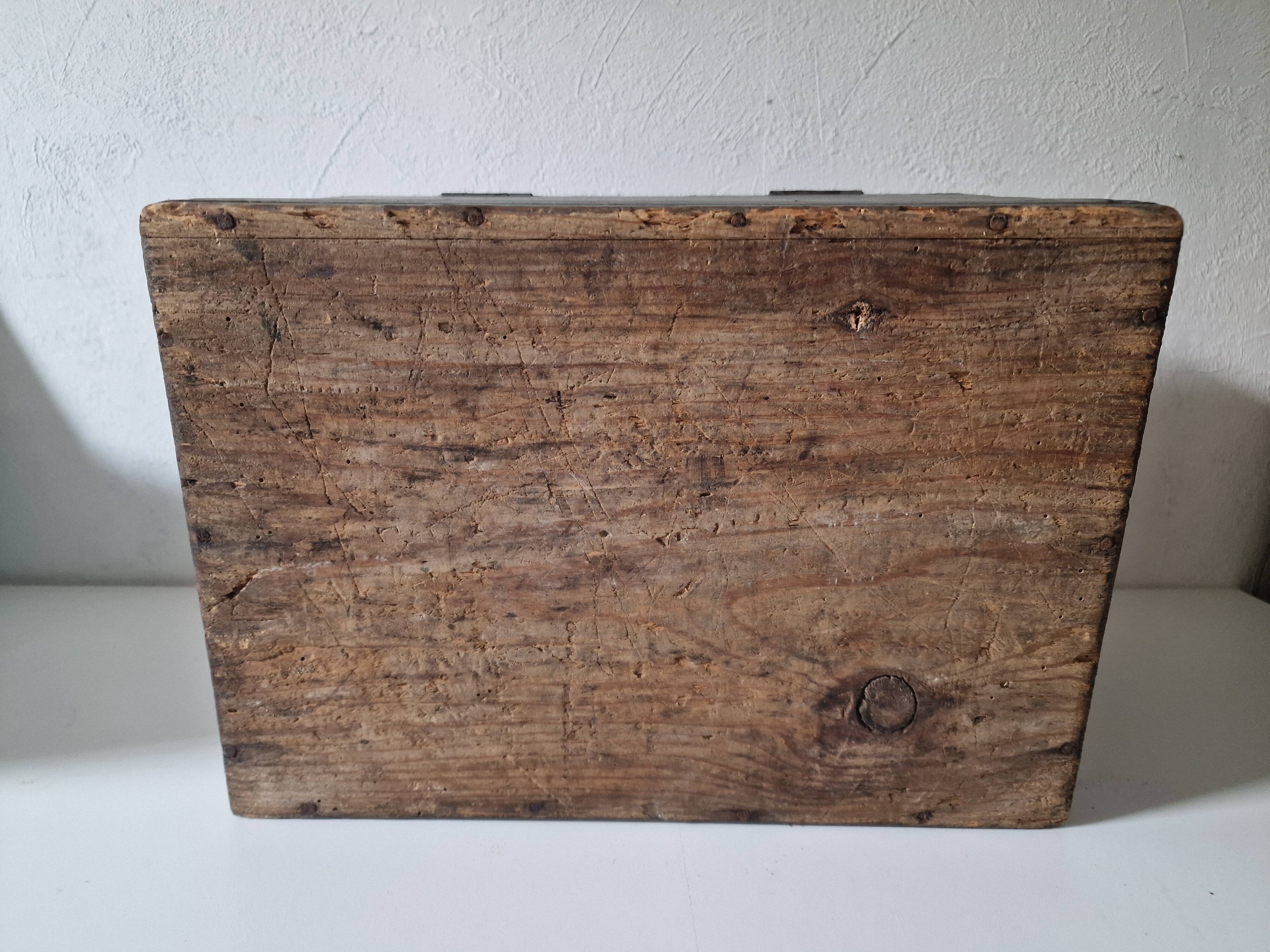 Boite coffre en bois patinée grise