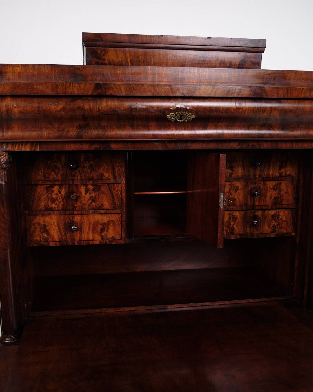 Secretary - Hand polished mahogany - Flame structure - 4 drawers - Year 1840s