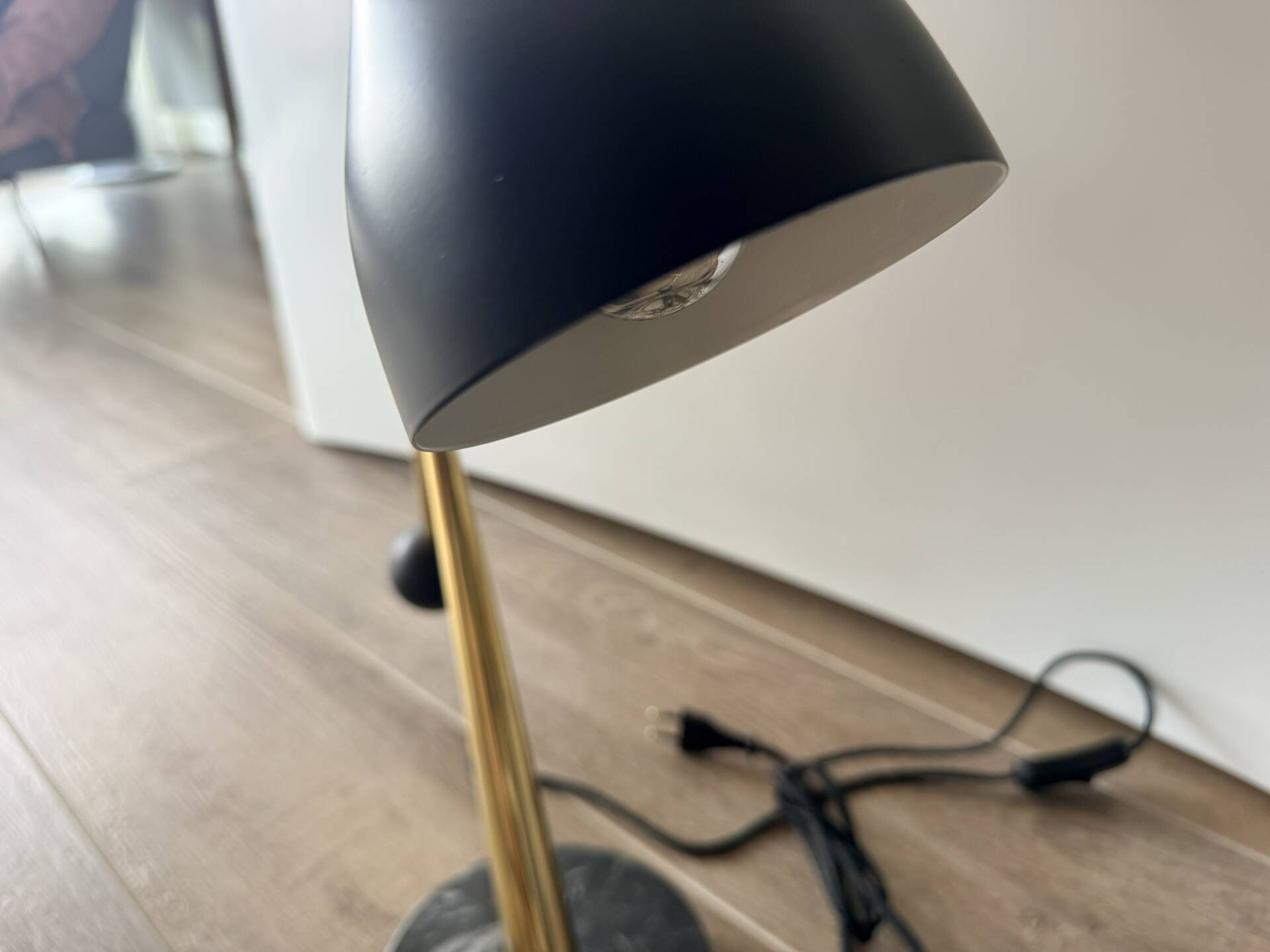 Eichholtz Cordero desk lamp in brass, black metal and marble.