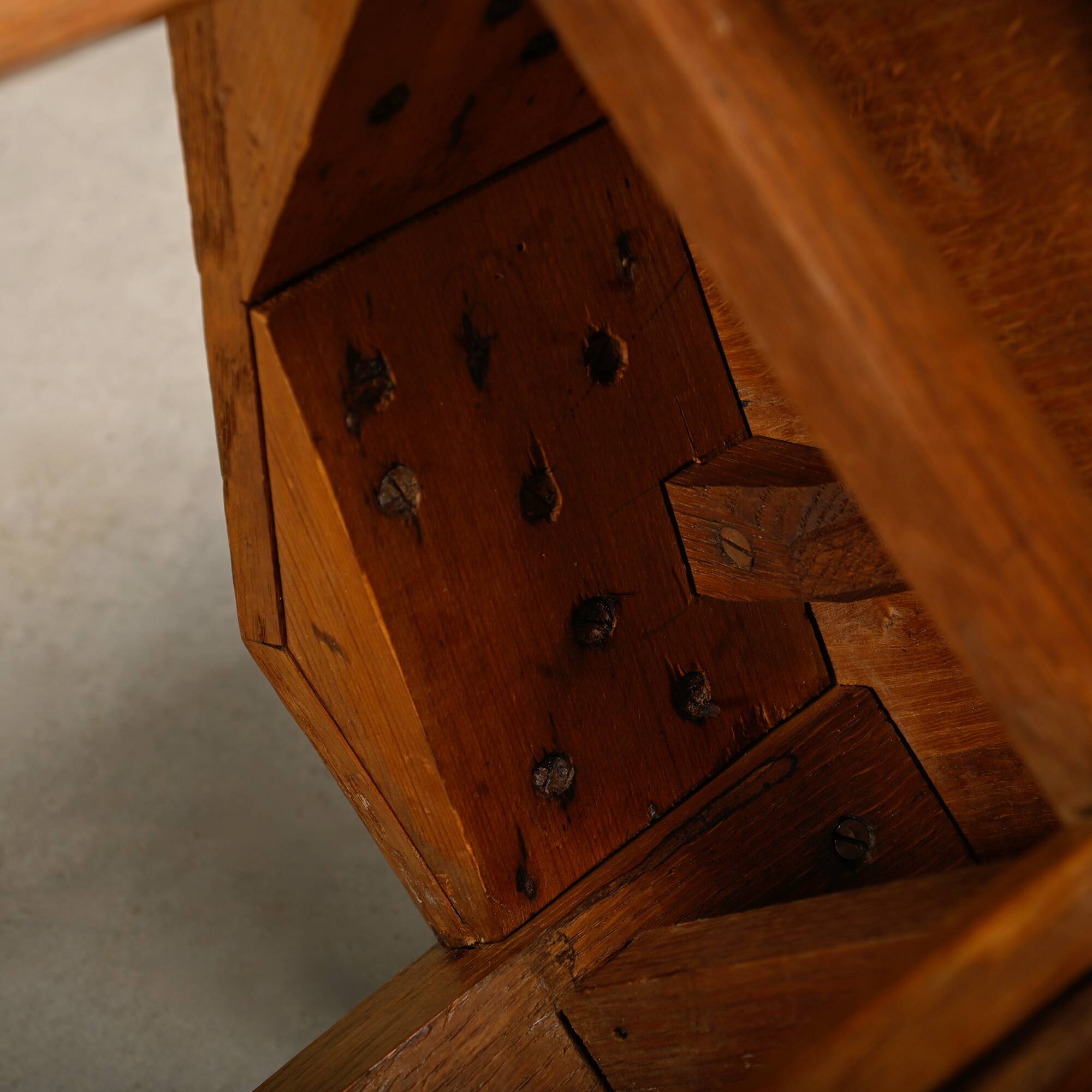 Table d'appoint octogonale en chêne de l'École de La Haye Art Déco architecturale