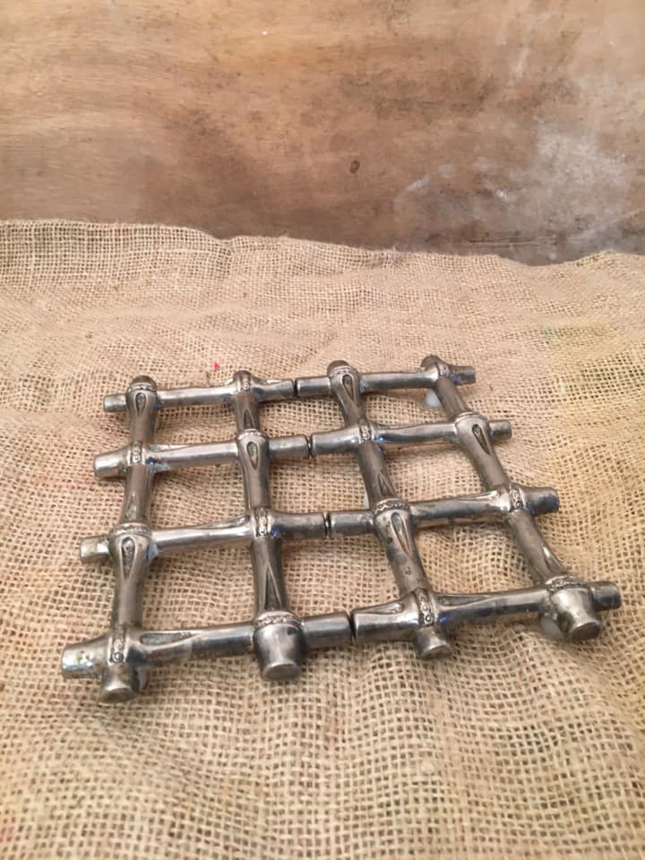 Trivet in finely crafted stretchable metal