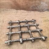 Trivet in finely crafted stretchable metal