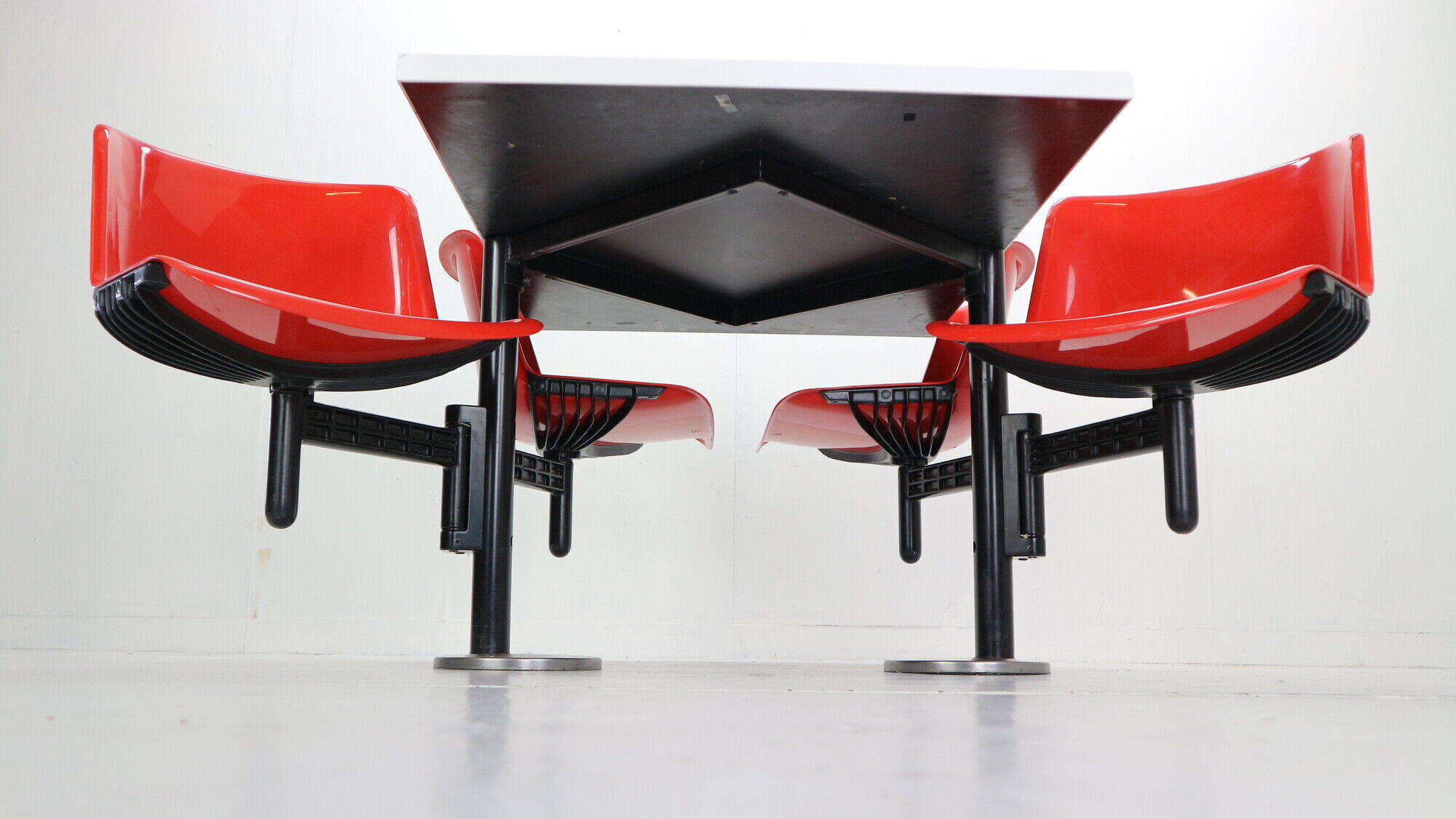 Osvaldo Borsani contemporary table and 4 build in chairs for Tecno, 1970s