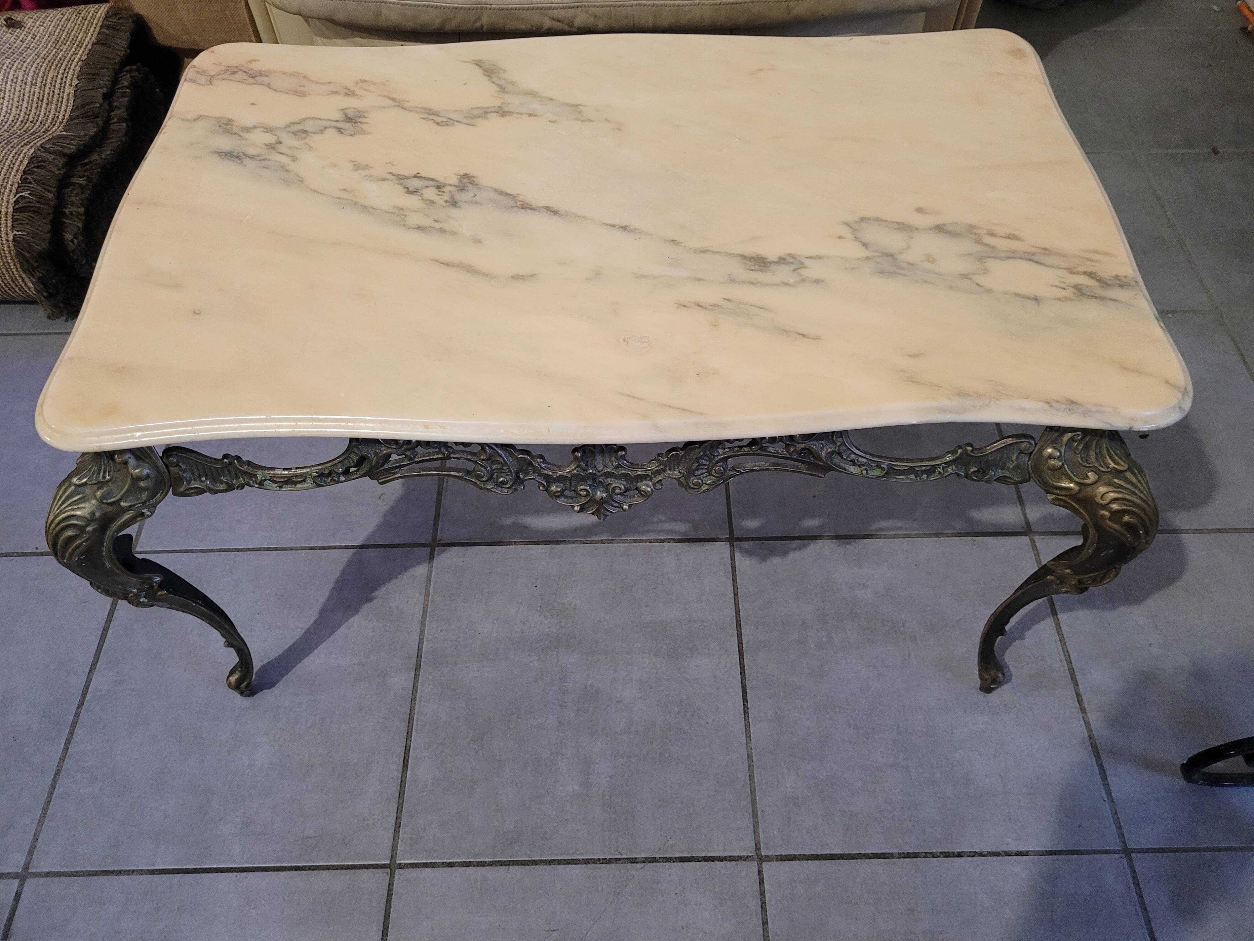 Table en marbre et laiton