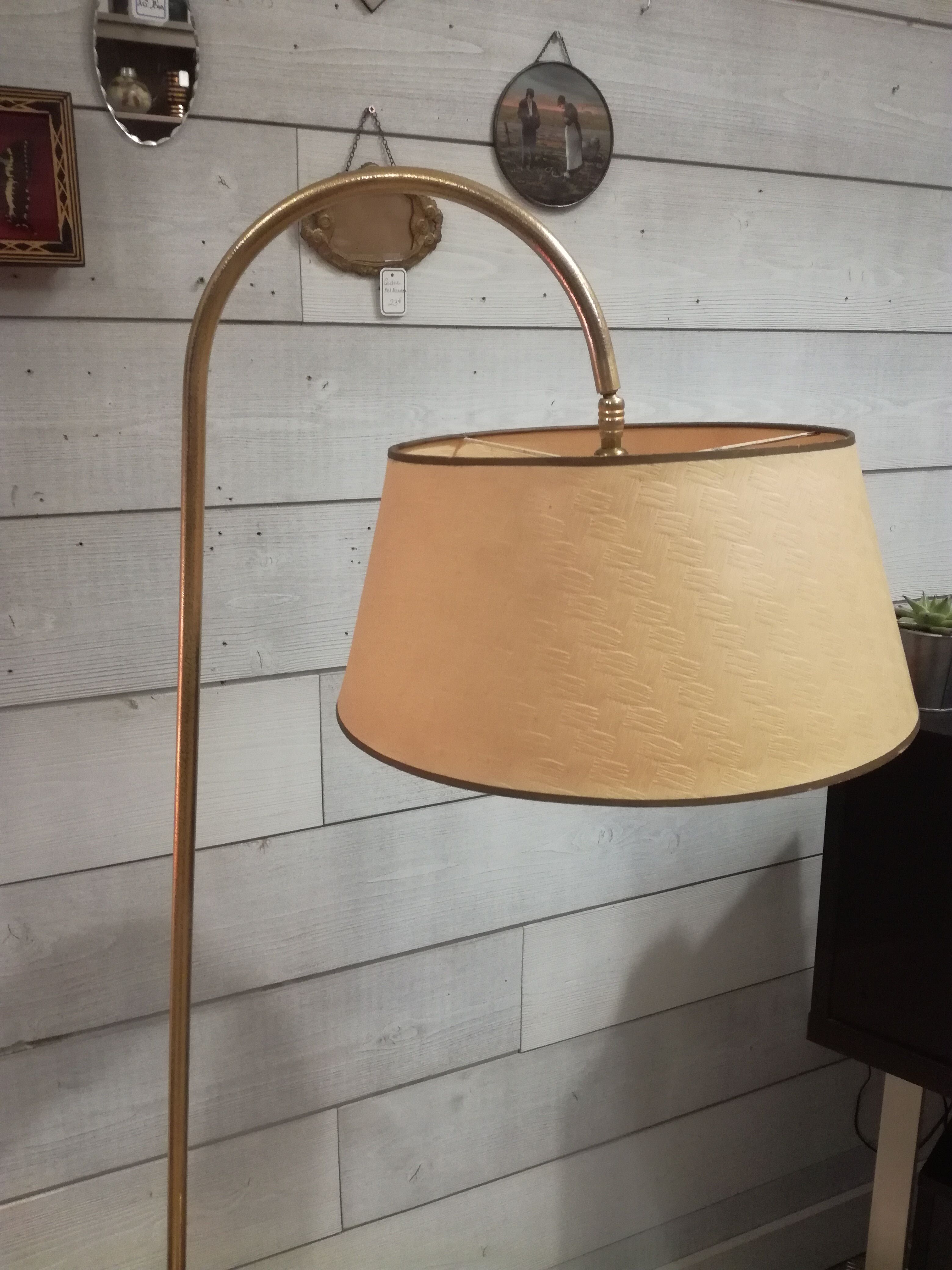 Reader lamppost with tablet