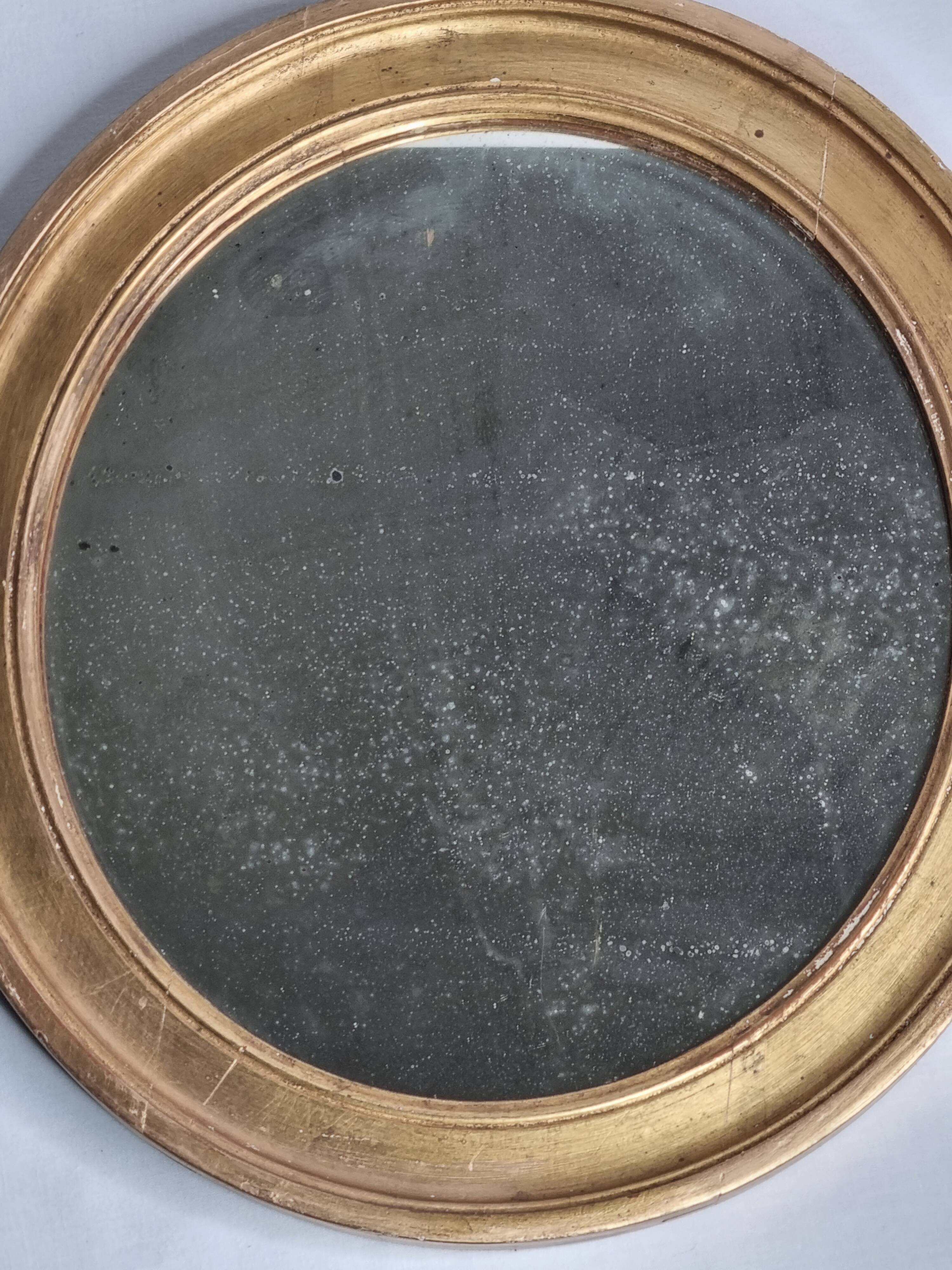 Antique round mirror in gilded wood, original patinated glass from the 19th century, 34 x 37 cm.
