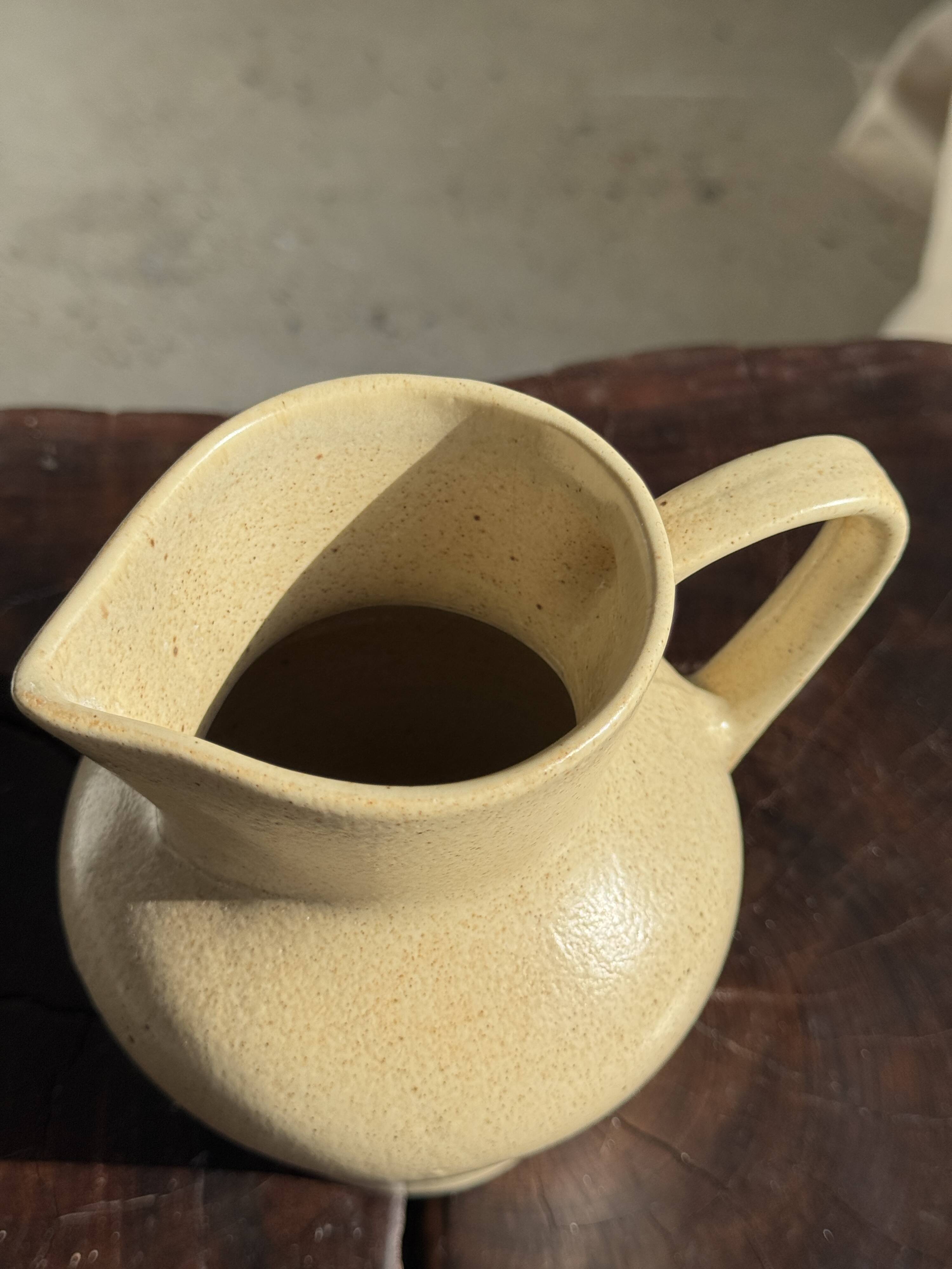 Small beige stoneware jug H14 L15