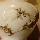 Ancien vase opaline blanche à décor de chardons en relief peint ht 23,6 cm