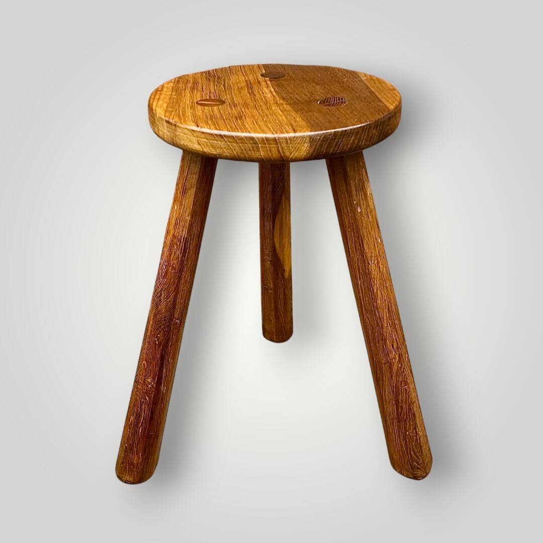 Tabouret tripode brutaliste en bois massif signé Gilson –  années 50