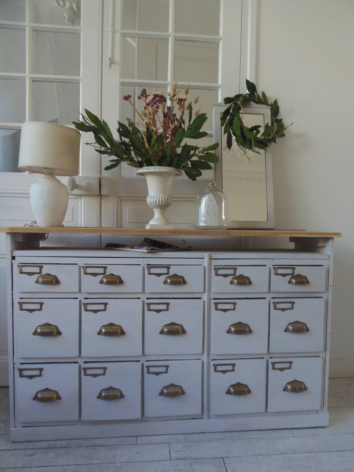 Meuble de métier vintage patiné gris perle, plateau bois.