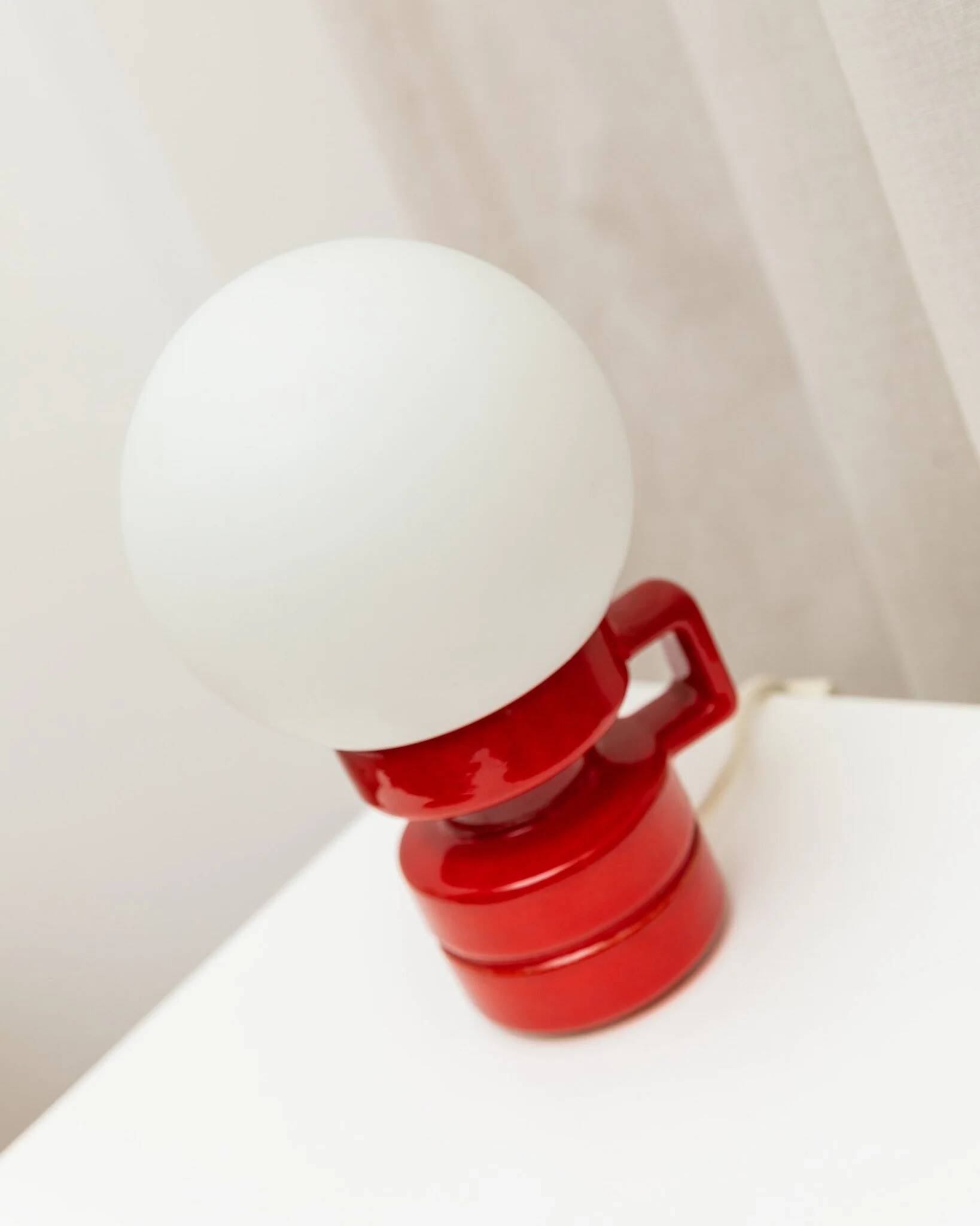 Vintage ceramic table lamp, Italy, 1970s - Red with white glass shade - Mid-century design