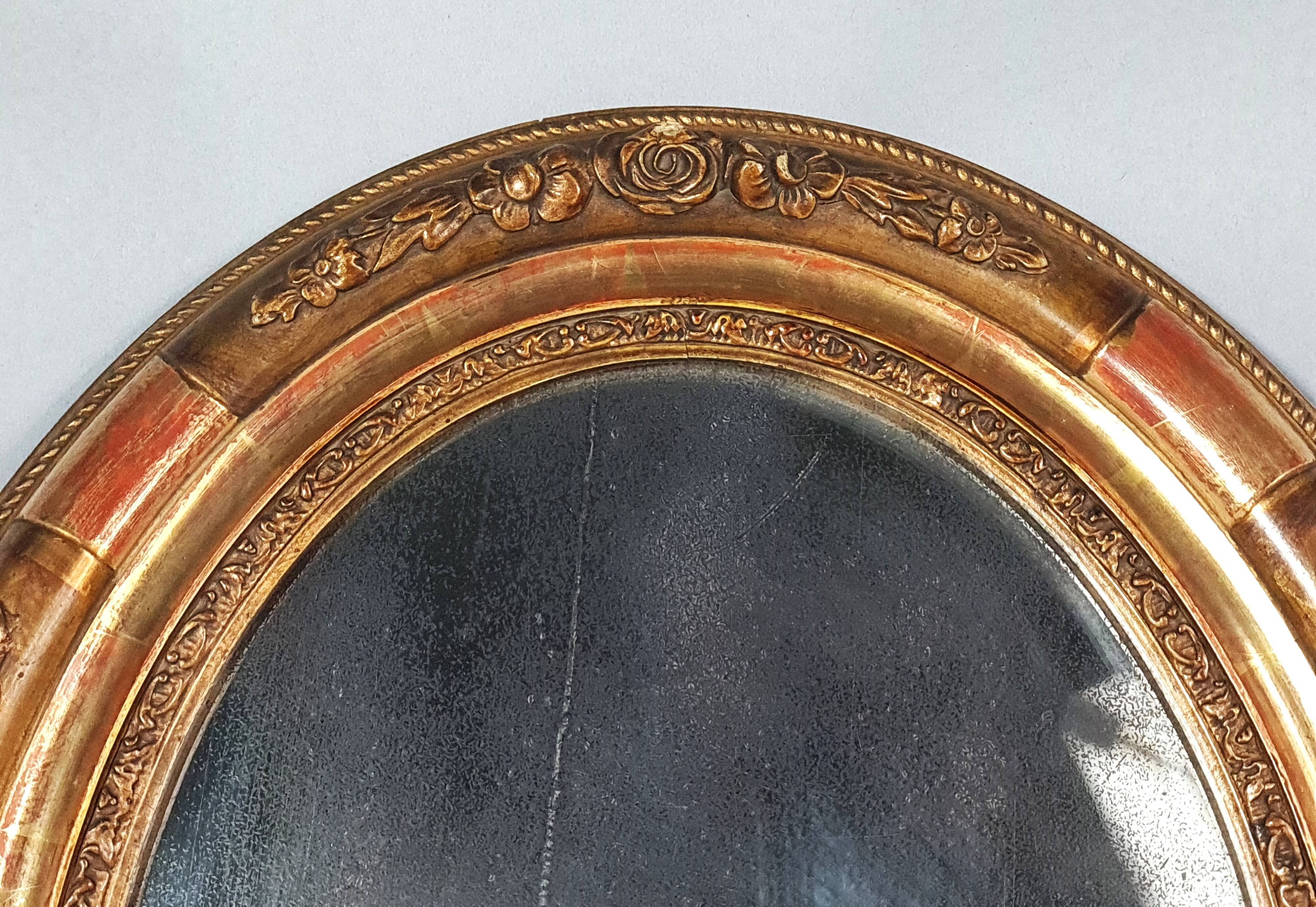 Antique oval mirror with original stucco and gilt wood frame, 37x31 cm. Beautiful patina.