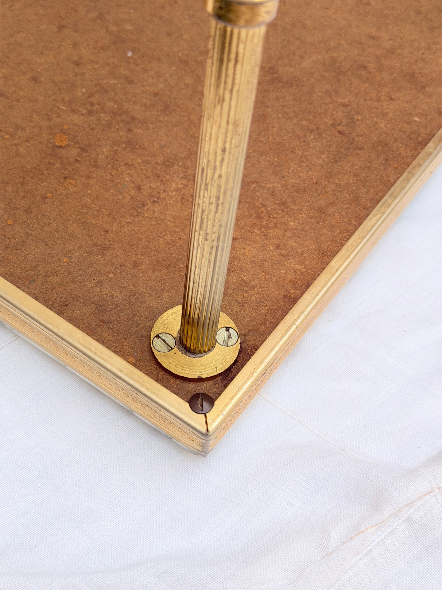 Vintage side table in gold metal and veined white marble.