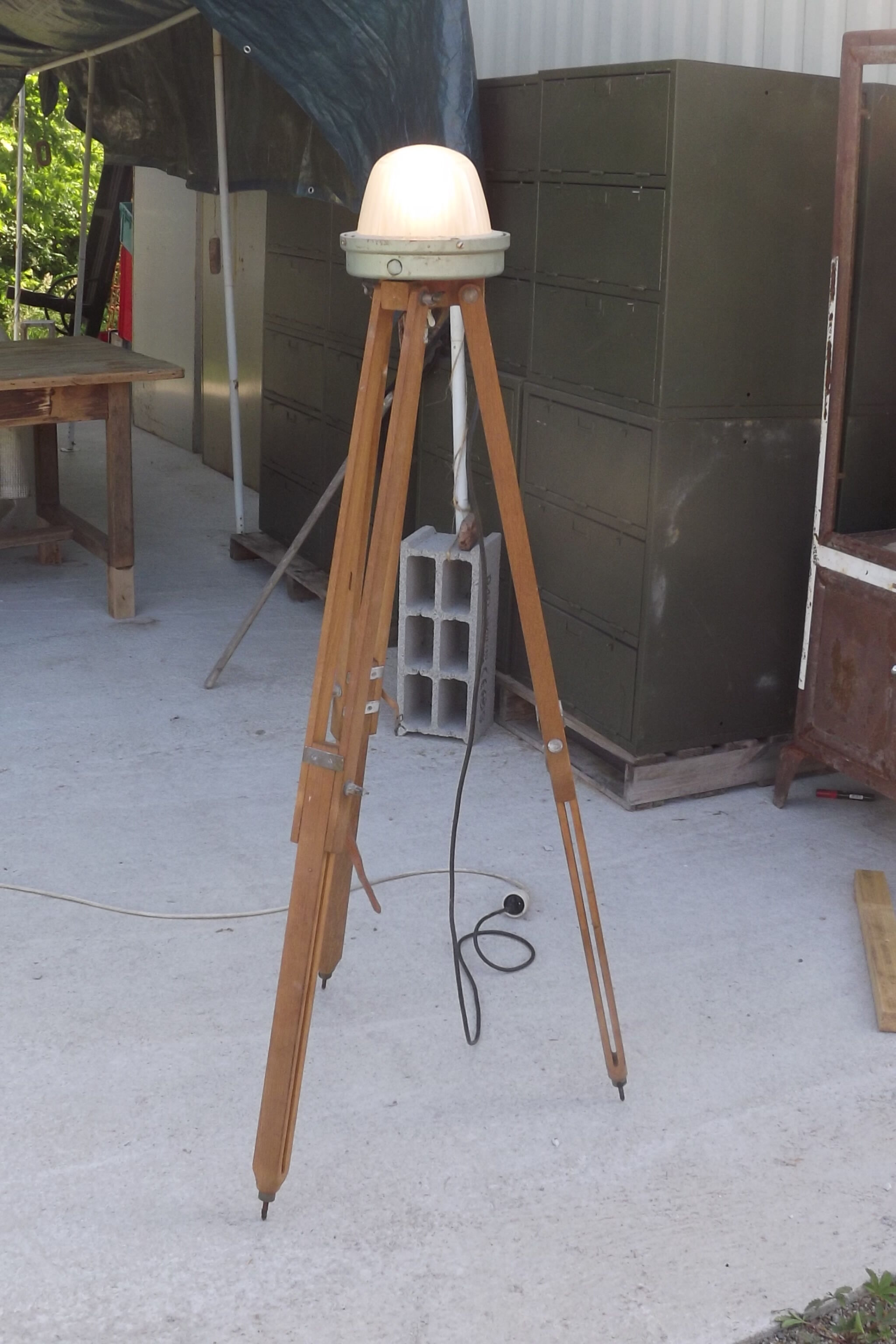 Lampe industrielle sur trépied chêne années 50