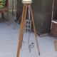 Lampe industrielle sur trépied chêne années 50