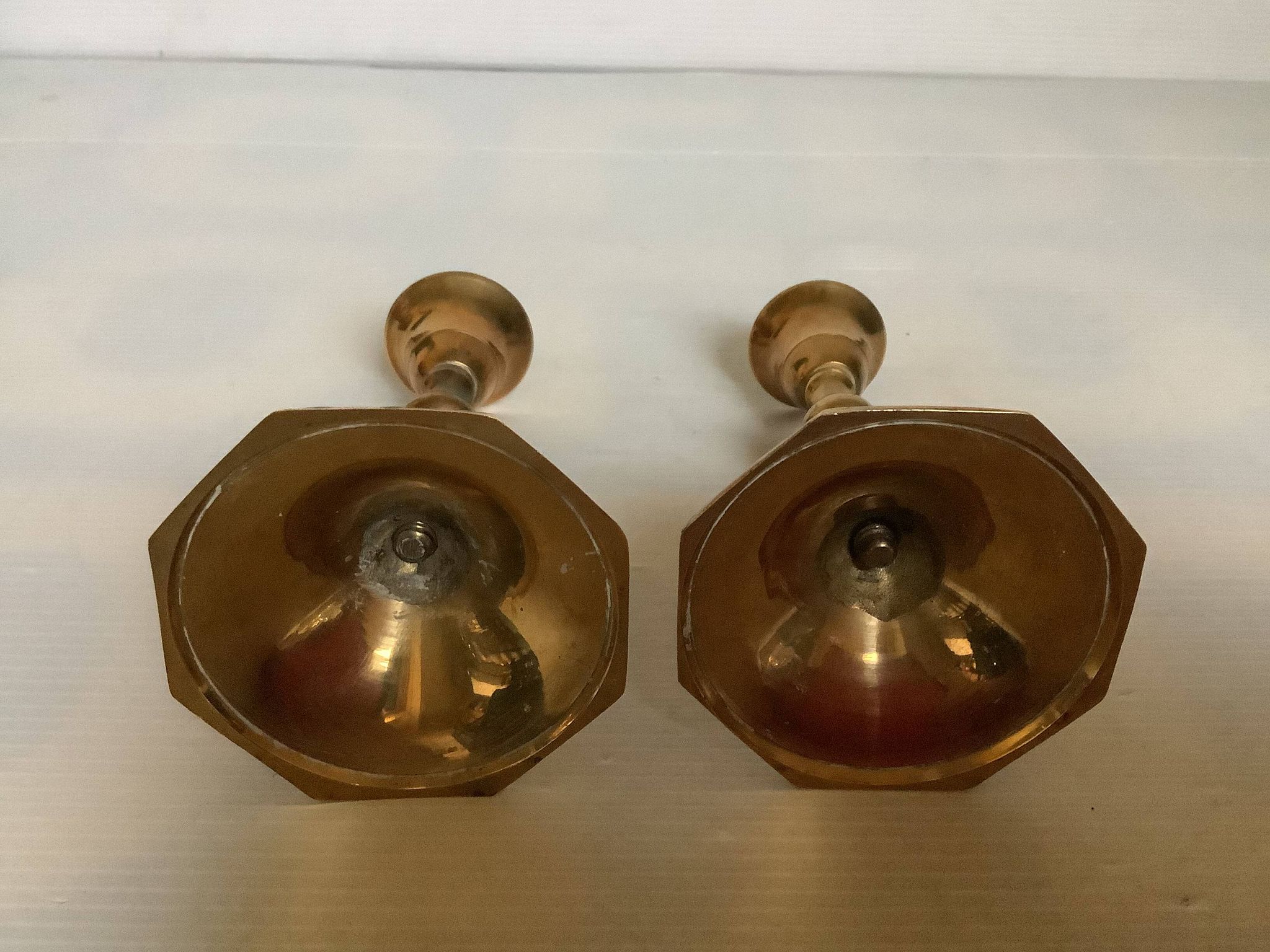 Paire de petits bougeoirs en laiton