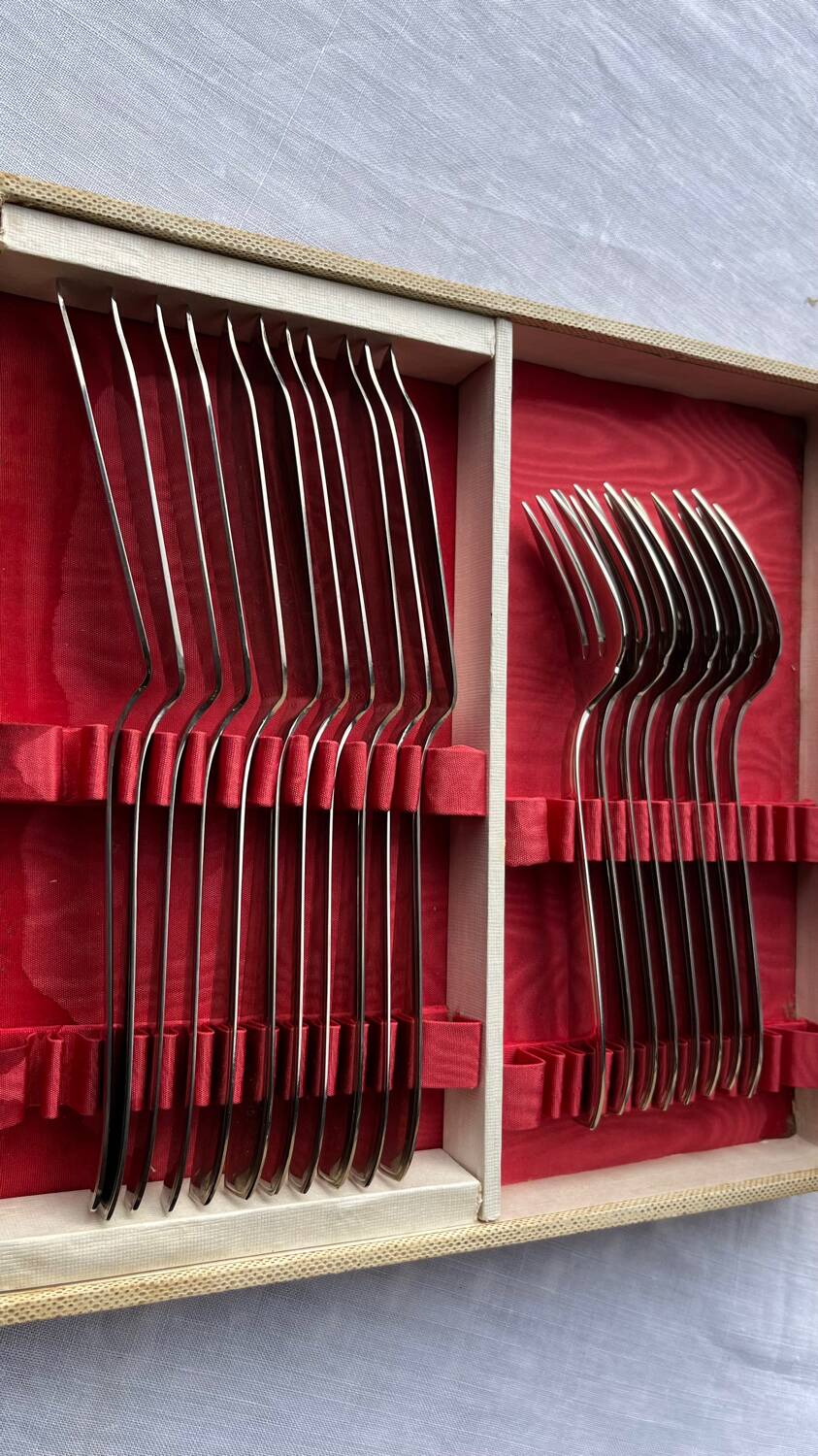 Goldsmith's box of 19 fish cutlery