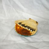 Porcelain pocket tray in the shape of a golden scallop shell with duck green background from the 50s/60s