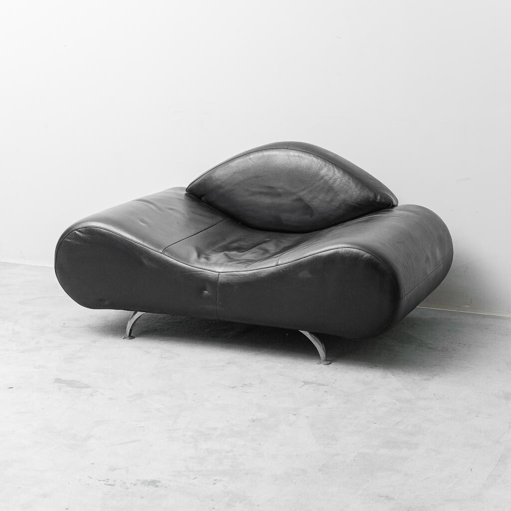 Vintage modern design armchair in black leather – 1990s lounge chair