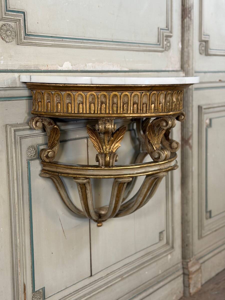 Console en bois sculpté de style Louis XVI vers 1900