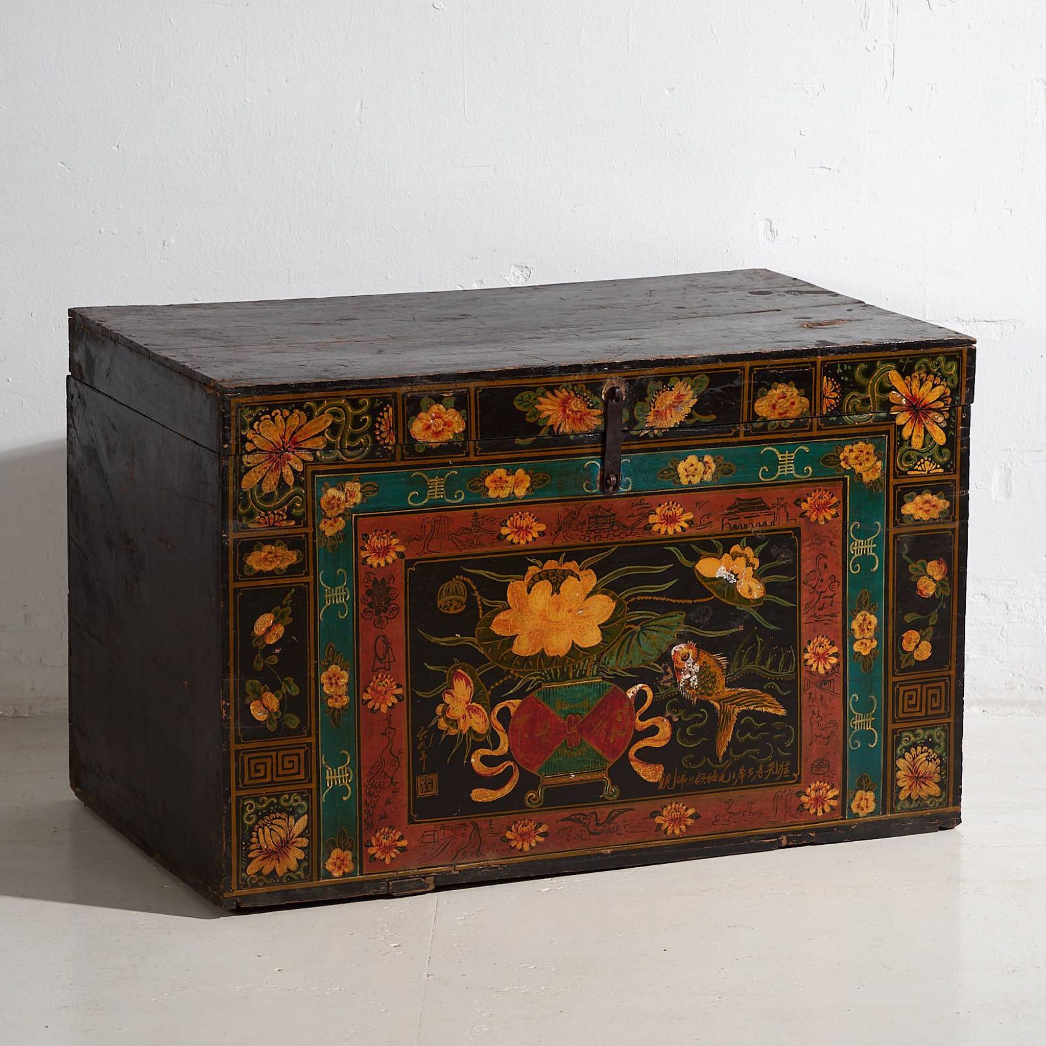 Malle chinoise ancienne de couleur foncée avec des motifs floraux (c.1900) #2