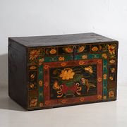 Malle chinoise ancienne de couleur foncée avec des motifs floraux (c.1900) #2