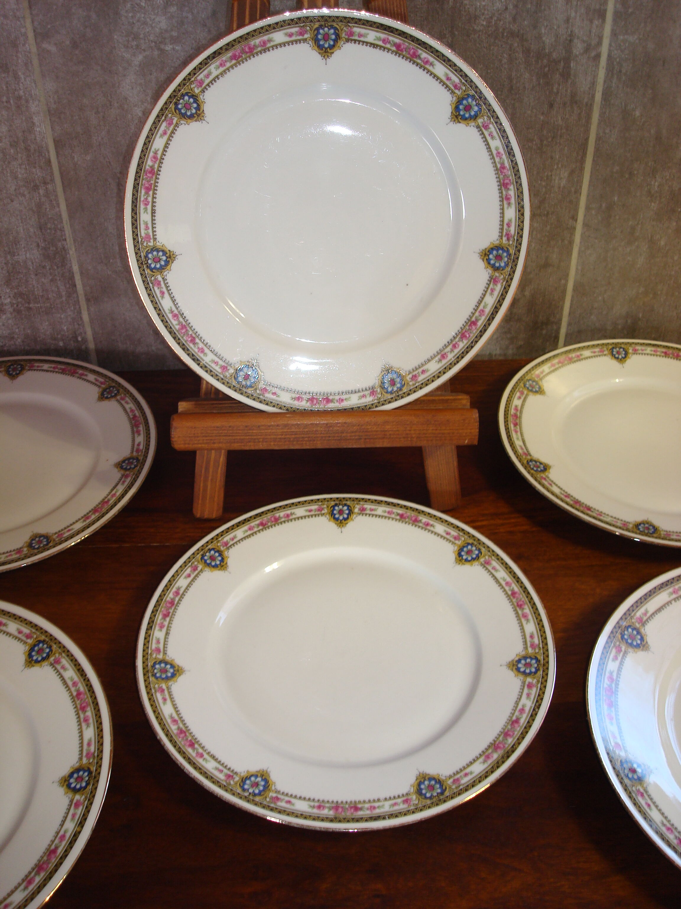 6 flat porcelain plates, "B.F Limoges" garlands of roses and geometric frieze, lot 1.