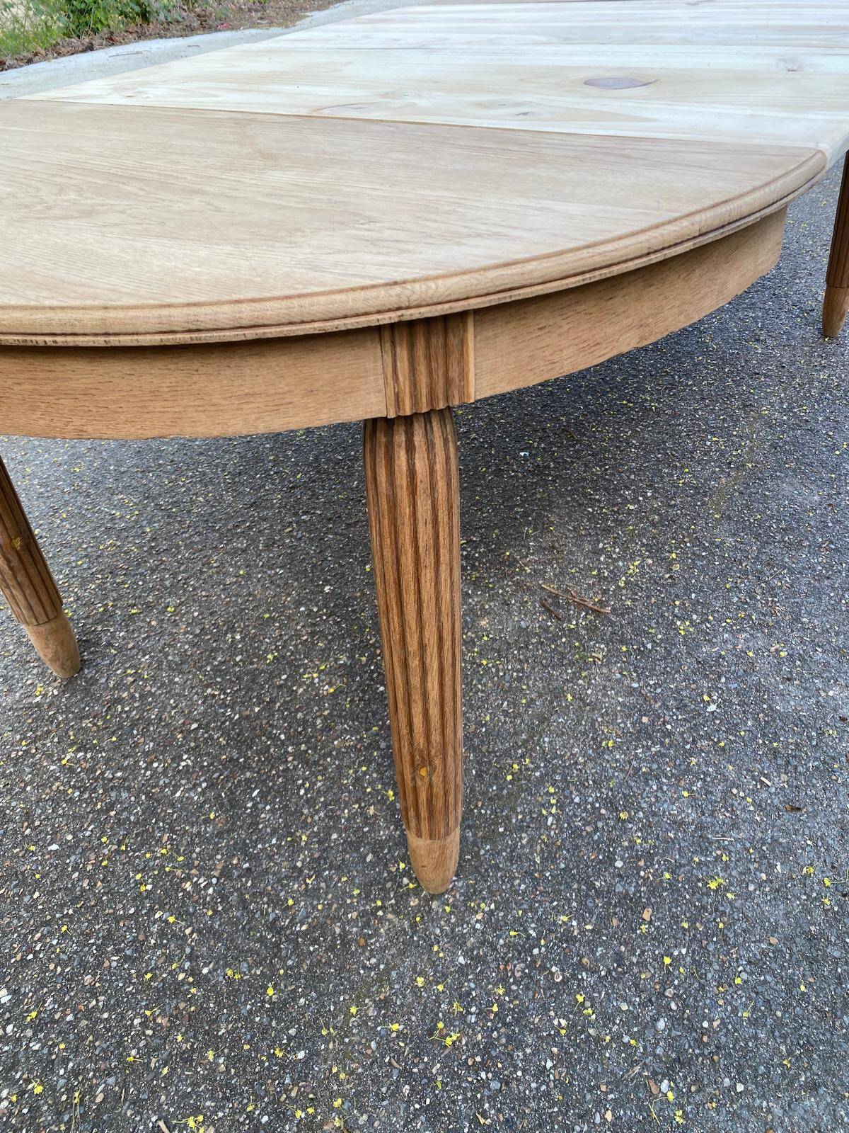 Renovated round Art Deco dining table, extendable, made of solid oak, 213cm.