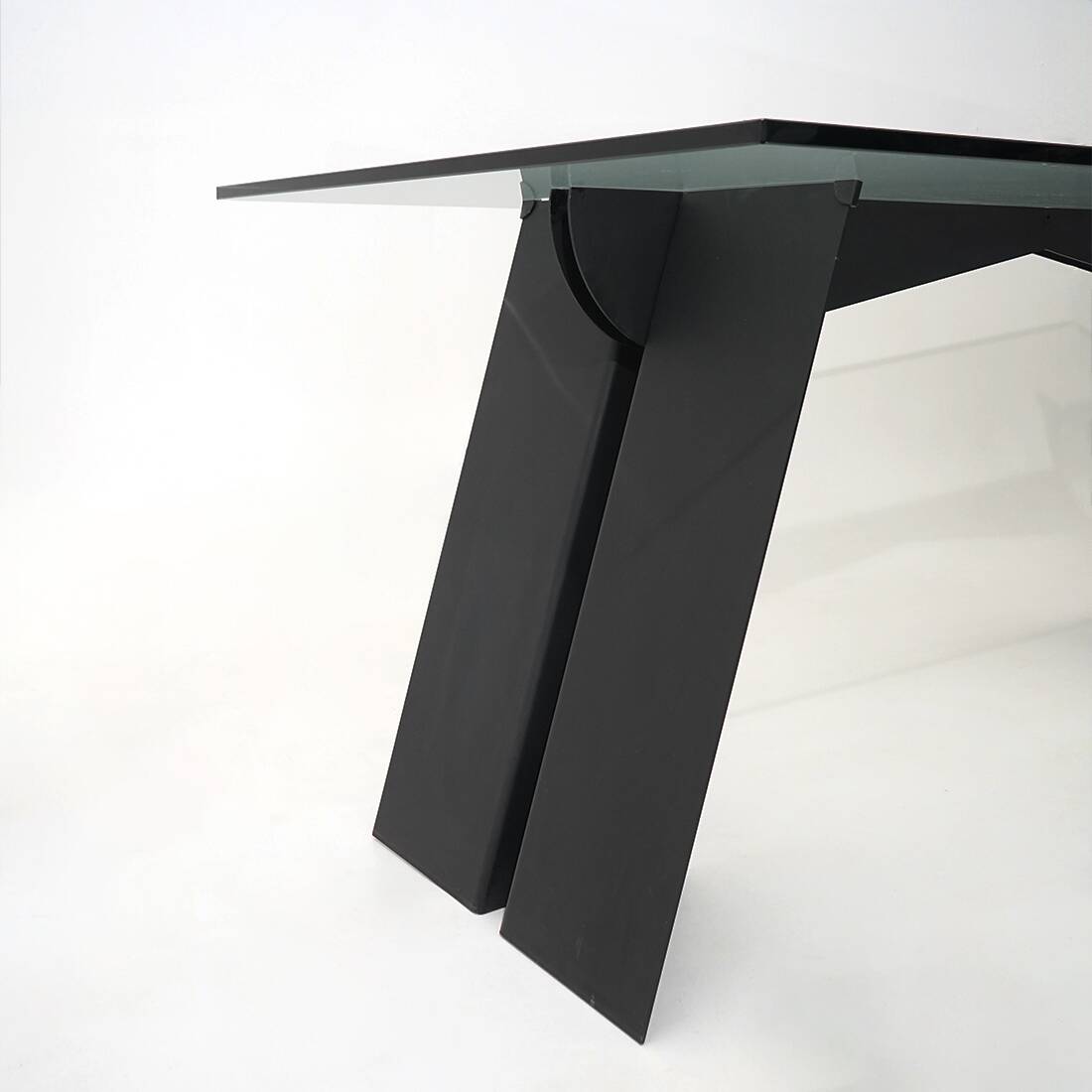 Table en verre et métal noir, années 1970