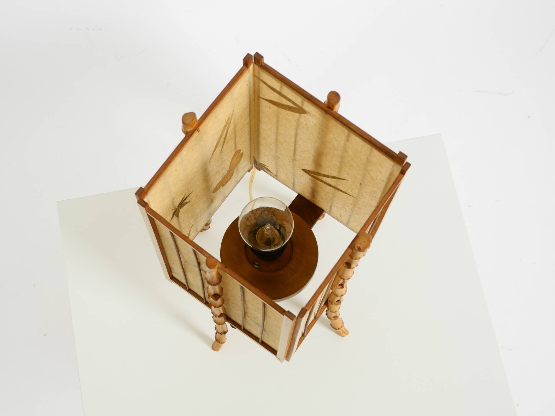 Belle lampe de table moderne du milieu du siècle en bambou et parchemin.