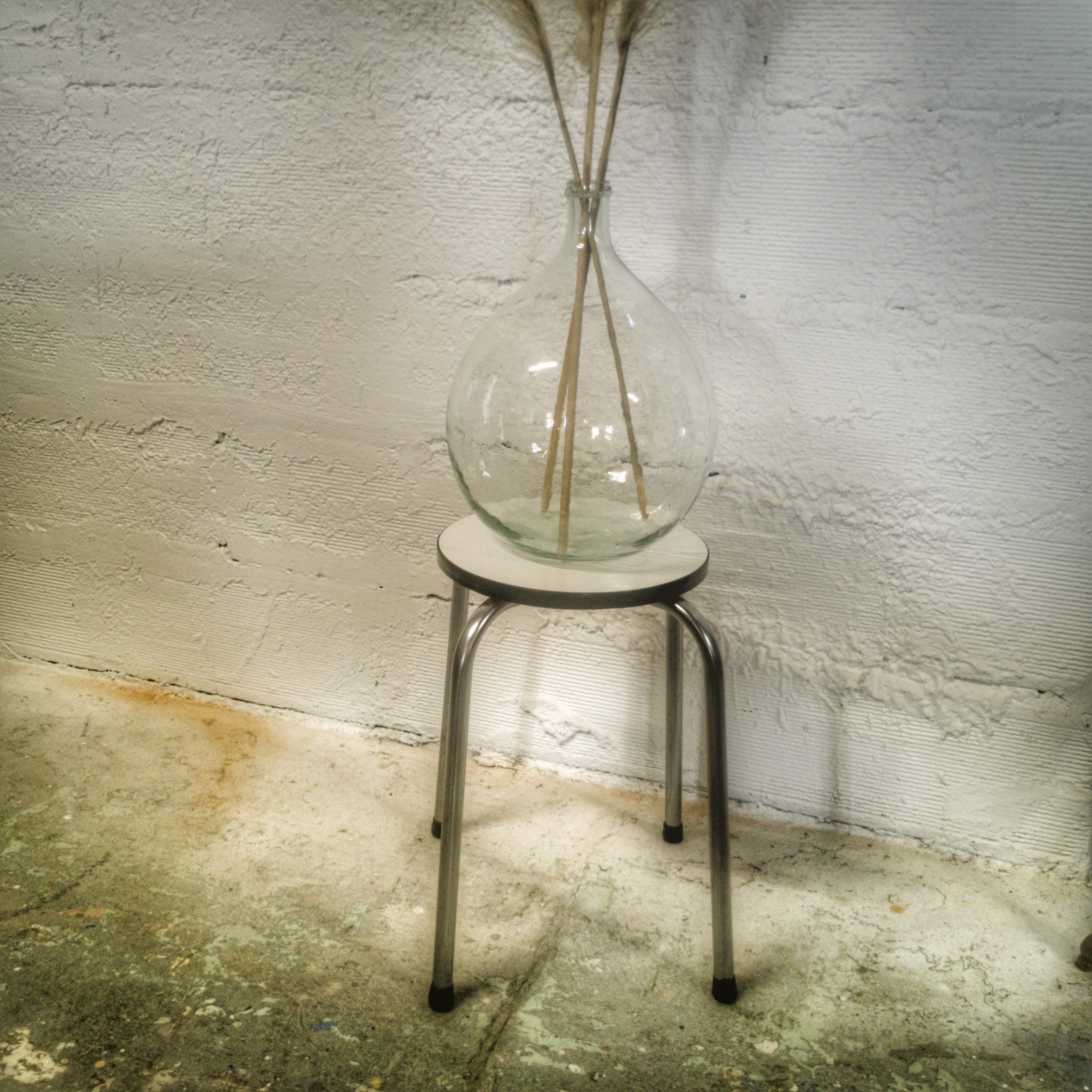 Round stool in formica