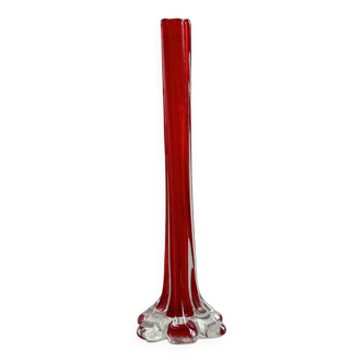 Vase soliflore en verre rouge.
