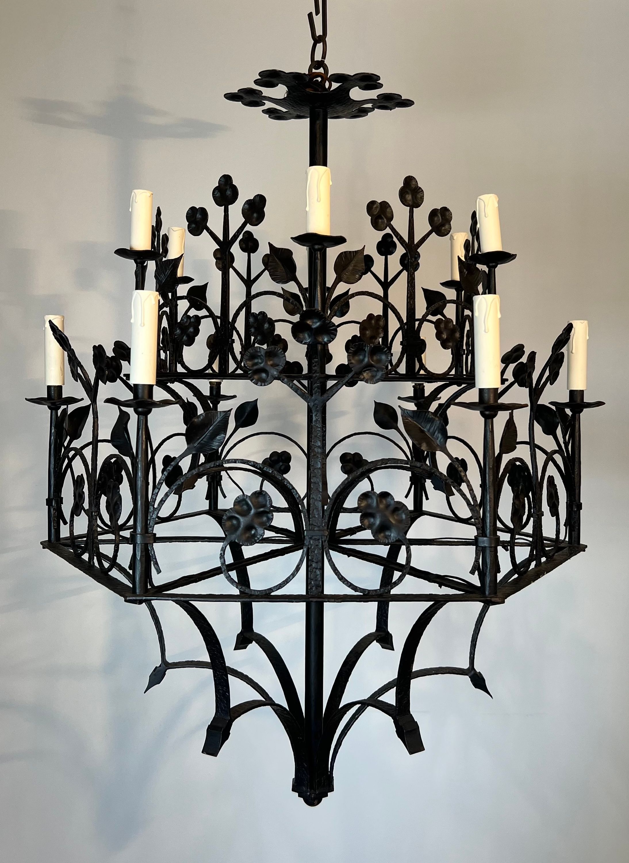 Lustre with 12 lights in wrought iron decorated with clovers and foliage.