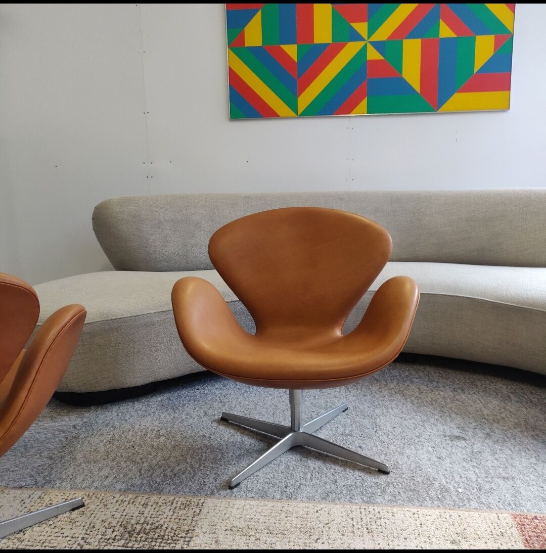 Pair Arne Jacobsen Swan chairs by Fritz Hansen