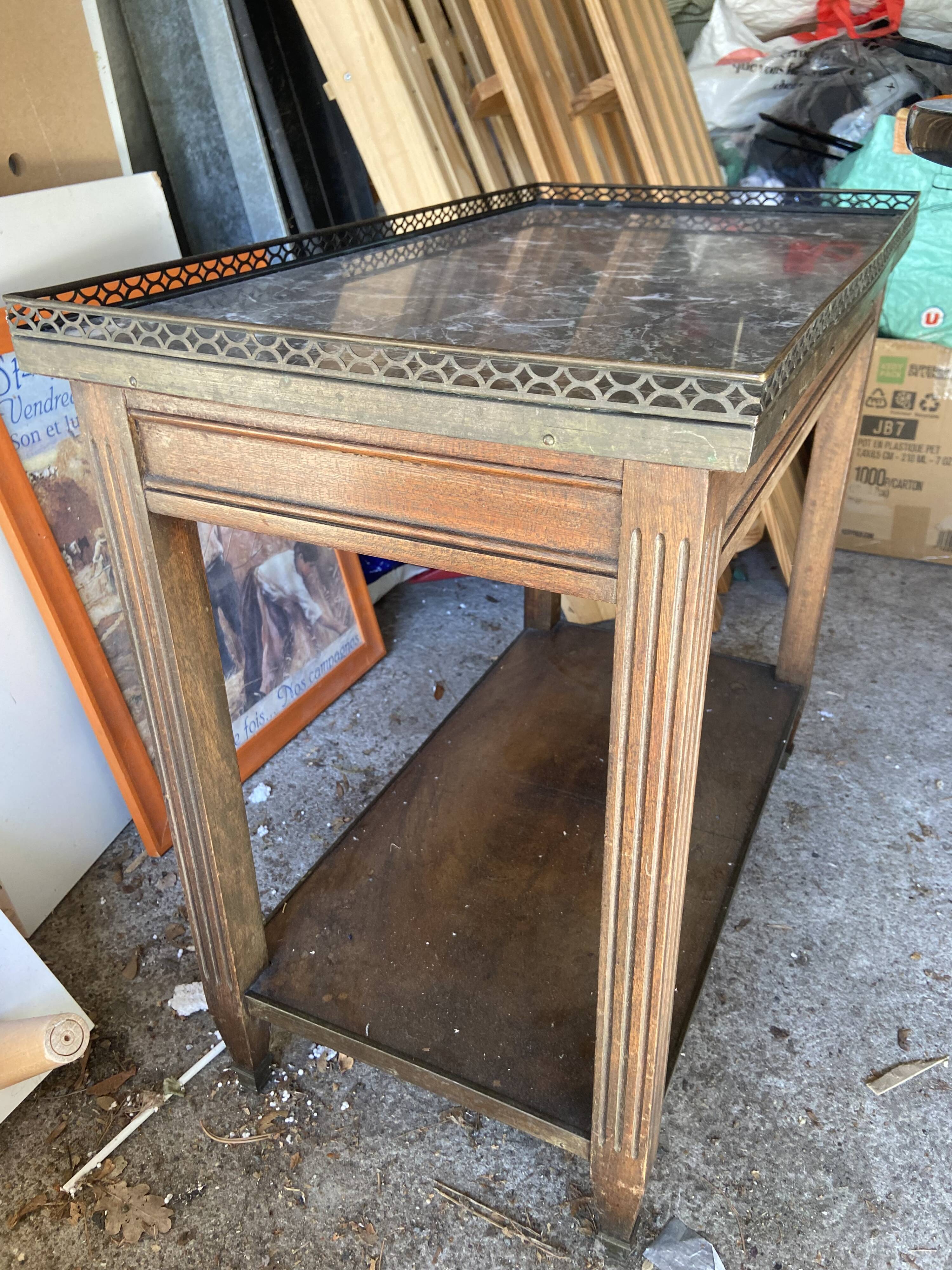 Table d’appoint vintage en bois et plateau marbré