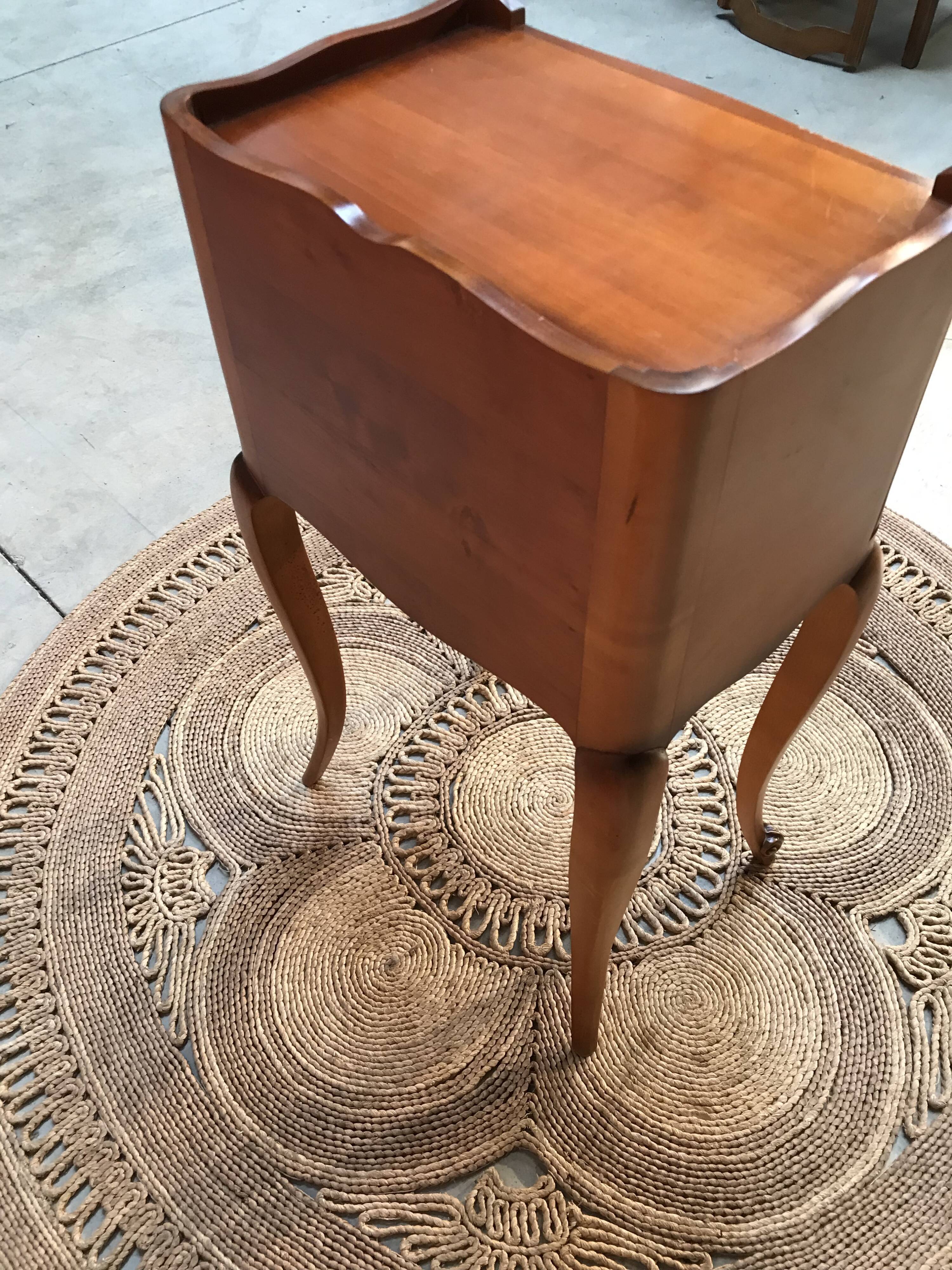 Table de chevet à poignées dorées