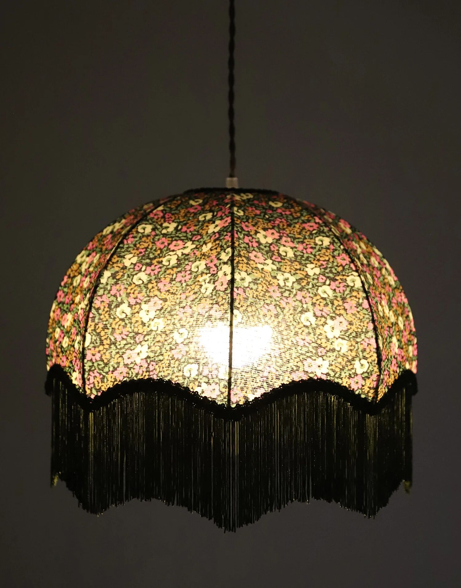 Suspension vintage recyclée à franges — forme dôme et motif fleuri